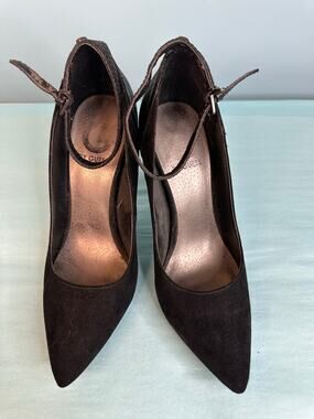 G by Guess black stiletto pumps black suede faux snakeskin on the back heel 6.5